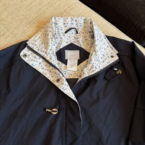BLAIR Vintage Women's Raincoat w/Hidden Hood, Pockets Navy/Floral Details SZ M